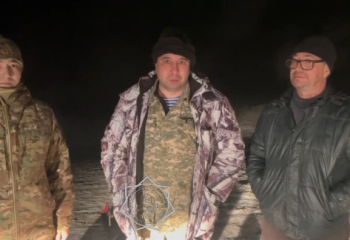 В снежном заносе застряло авто в области Улытау