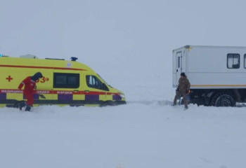 Машина скорой помощи застряла в снежном заносе в области Улытау