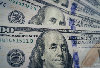 Турецкие банки возобновили операции с долларом после решения проблемы с фальшивыми купюрами