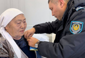 Жительницу Жетысу наградили медалью «Мать офицера»