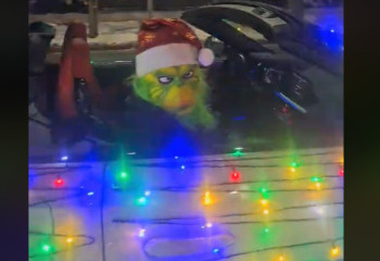 Гринч раздавал шоколадки на улицах Алматы