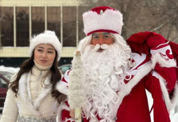 Аяз ата мен Ақшақар Астана көшелерін аралап, тұрғындарға тәттілер таратты