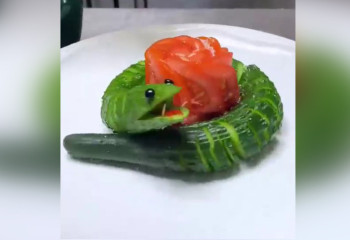 Новогодний стол в Год Змеи: как украсить и что приготовить для праздничного вечера