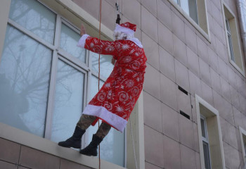 Дед Мороз с мешком подарков спустился с крыши и пролез в окно в Алматы