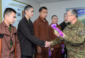 Полковник Тлеухан Басхожаев провел встречу с военнослужащими, проходящими лечение в госпитале