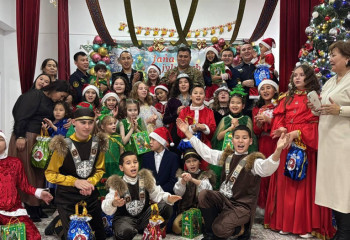 Әскерилер балаларға мерекелік сыйлықтар табыстады