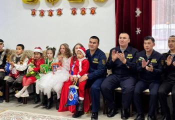Военнослужащие поздравили воспитанников детского дома в Мангистау с Новым годом