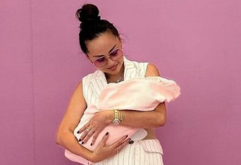 Баян Алагөзова қыздарының фотоларын көрсетті