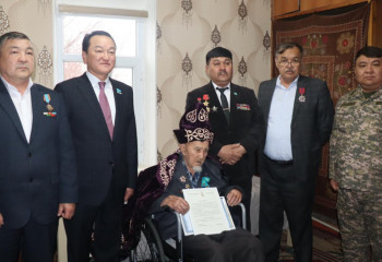 В Туркестанской области военнослужащие поздравили с вековым юбилеем фронтовика