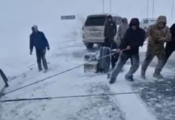 Жолда тұрып қалған тәжікстандық 7 азамат құтқарылды