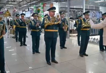 Семейде әскери оркестр сауда орталығында өнер көрсетті