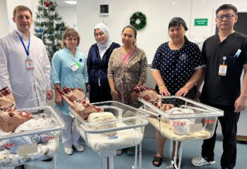 Ақтөбеде жаңа жылы түнде дүниеге келген сәбилердің аналарын дәрігерлер құттықтады