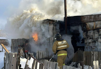 В Акмолинской области пожарные вынесли из огня два газовых баллона