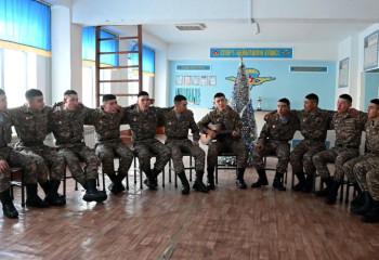 Әскер сапындағы сарбаздар жаңа жылды қарсы алды