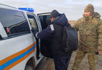 В Атырауской области мужчина застрял в степи на сломанном мотоцикле