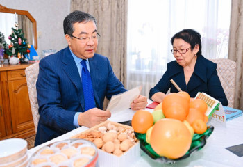 Абай облысының әкімі ұлағатты ұстазға Президент құттықтау хатын табыстады