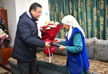 Семейде ғасыр жасаған әжені әкімдік өкілдері құттықтады