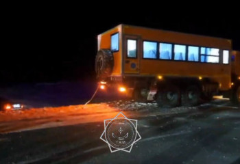 Құтқарушылар жүргізуші мен жолаушыға көмек көрсетті