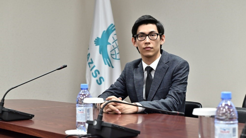  © Али Мухамбет 