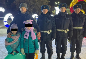 Ұландықтар жоғалған екі қызды ата-аналарына табыстады