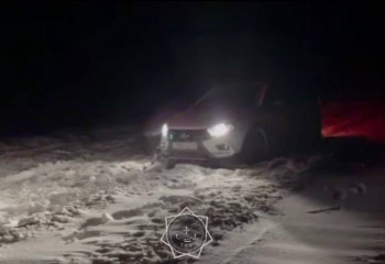 Қостанай облысында құтқарушылар қар құрсауында қалған автокөлікті шығарды