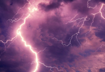 Молния ударила в шпиль Капитолия и монумент Вашингтона в канун Нового года