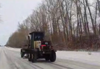 На трассе как в городе: коммунальщики проводят работу по зимнему содержанию автодорог