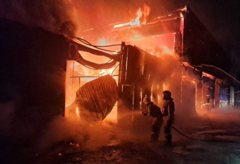 В Шымкенте спасатели потушили пожар на складе строительных материалов