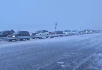 Инструкция для водителей: что делать, если вы застряли на трассе в непогоду