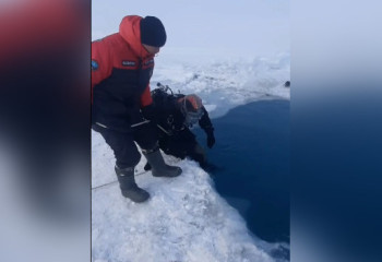 Автомобиль провалился под лед в Балхаше