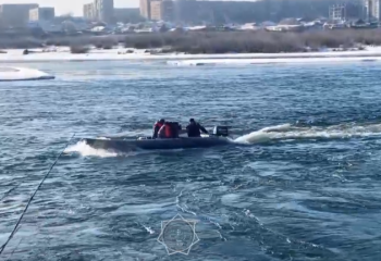 Автомобиль упал с пассажирами в Иртыш: спасатели обнаружили затонувшее авто