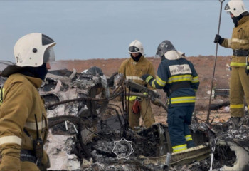 Azerbaijan awards Kazakh rescuers for assistance after plane crash
