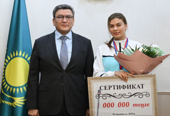 Чемпионку Азии по боксу наградили на родине в СКО