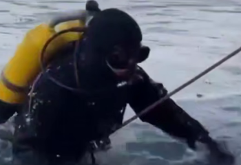 В Семее из реки Иртыш извлечён затонувший автомобиль, поиски продолжаются