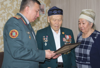 Ұландықтар ардагерді құттықтады