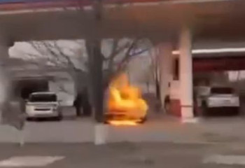 Атыраулық полицей жанармай бекетінде жанып жатқан көлікті дер кезінде сөндірді