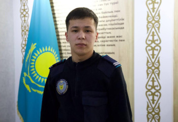 Полицейский в Атырау предотвратил трагедию, потушив горящий автомобиль на заправке