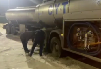 В ВКО полицейские помогли водителю молоковоза, застрявшему в снегу