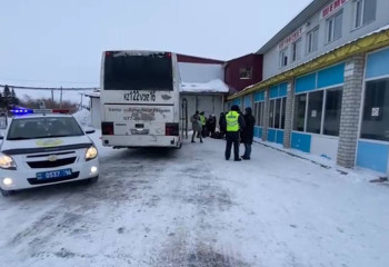 ШҚО-да полиция жолда бұзылып қалған автобустың 46 жолаушысына көмек көрсетті