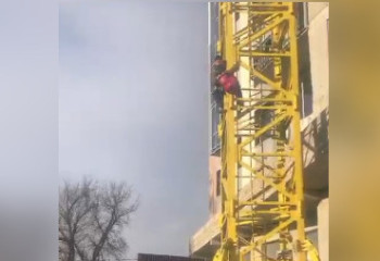 Мужчина в Таразе привязал себя к башенному крану на уровне четвертого этажа