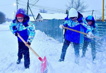 Елордалық еріктілер ардагерлер ауласын қардан тазартты