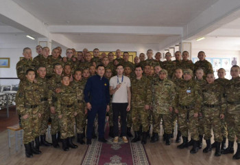 Нариман Құрбанов әскерилерге шеберлік сағатын өткізді