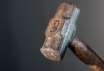 Жеті баланың әкесі әйелін балғамен ұрып өлтірді