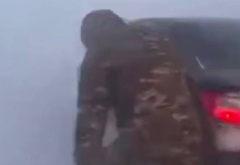 Жетісу облысында қар құрсауынан бір жүргізуші аман қалды