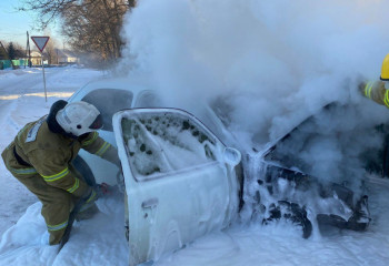 Жетісу облысының өрт сөндірушілері жеңіл көліктегі өртті сөндірді