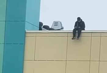 Астанада әйеліне ренжіп, ғимараттың төбесіне шыққан ер адам қамауға алынды