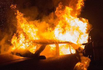 В Атырауской области загорелся автомобиль на парковке