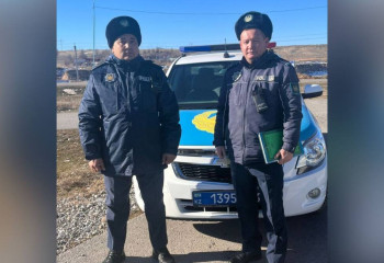 У 16-летней девушки случился приступ на улице — ее спасли проходящие мимо полицейские Туркестанской области