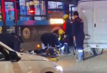 В Алматы троллейбус насмерть сбил молодого человека