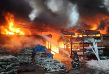 Сильный пожар в Каскелене: горит склад магазина строительных материалов